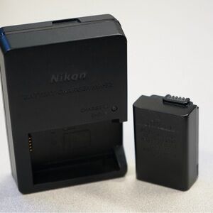 Nikon MH-32 Battery Charger + Nikon EN-EL 25 Battery
